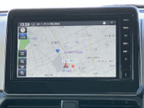 鮮明な地図表示で、スムーズなナビゲーションをサポート。現在地や目的地を正確に把握し、安全なドライブを後押しします。