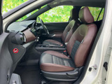 運転席周りは、操作しやすいように工夫されており、安全で快適なドライビングをサポートします。細部にまでこだわったデザインです。