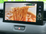 停車時に映像を楽しめるTV画面。移動時間を有効活用し、快適なリラックス空間を提供します。