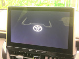 【10.5インチナビ】高級感とインパクトのある大画面ナビを装備。各種オーディオ操作はもちろん、スマホ連携もできる利便性の高いナビです♪