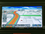 鮮明な地図表示で、安心して運転できます。周辺の施設情報も確認でき、旅の計画も立てやすいでしょう。