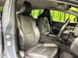 運転席まわりには十分なスペースがあり、大柄な方でもゆったり運転していただける環境です。