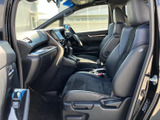 運転席からの視界も良好で、安全運転をサポート。細部まで丁寧に作り込まれた空間で、快適なドライビングをお楽しみください。