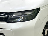 【LEDヘッドライト】悪天候や夜間走行時も良好な視界を確保し安心して運転できる高輝度LEDヘッドライトを装備!点灯速度が早く、消費電力も抑えられています。