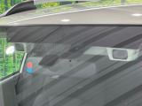 【アイサイトVer2】前方の車両等を検知し、衝突しそうな時は警報で注意を促し、ブレーキを踏む力をサポート。ブレーキを踏めなかった場合は衝突被害軽減ブレーキが作動、衝突回避をサポートします。