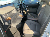 運転席周りの収納も充実しており、細々とした荷物もすっきり収納できます。使い勝手の良さが光る、快適な空間です。整理整頓がしやすいでしょう。