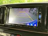 安全運転を支援するバックカメラ表示機能。後退時の視界を広げ、スムーズな後退操作をサポートします。駐車時にも役立つ便利な装備です。