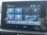 鮮明な画面表示で、目的地までのナビゲーションをサポート。Bluetooth接続でスマートフォンも連携し、快適なドライブを演出します。