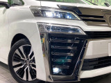 【3眼LEDヘッドライト】悪天候や夜間走行時も良好な視界を確保し安心して運転できる高輝度LEDヘッドライトを装備!点灯速度が早く、消費電力も抑えられています。