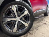 ●純正18インチアルミホイール:輸入車ならではの卓越した走りを支えるホイールと足回りです!日本車の走りに慣れている方にもぜひ体感して頂きたいほど、高いレベルでまとまっています!