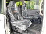 セカンドシートは中央部が可動式となっており、スライドすれば通路スペースが登場!前後の移動がとっても簡単です♪もちろん、8名乗車時も快適な座り心地のシートとなっています♪