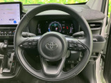 握りやすいデザインで、長距離運転でも疲れにくいステアリングです。操作系のスイッチも配置されており、運転中の操作をサポートします。
