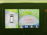 映像をクリアに映し出すバックモニター。後退時の安全をサポートし、スムーズな車庫入れをアシストしてくれる頼もしいアイテムです。