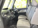 運転席側のドアには、便利な収納スペースが装備されています。スマートフォンや飲み物を収納できます。