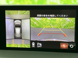 バックカメラの映像を鮮明に表示。後退時の安全確認をサポートし、万が一の事故を防ぎます。