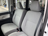 シンプルな操作で、スムーズな運転操作を実現します。使いやすさを追求した、快適な空間設計です。