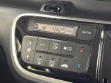 【オートエアコン】一度お好みの温度に設定すれば、車内の温度を検知し風量や温度を自動で調整。暑い&hellip;寒い&hellip;と何度もスイッチ操作をする必要はありません。快適な車内空間には必須の機能ですね♪