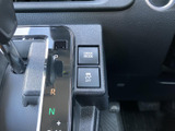 視認性の高いメーターで、車の状態をひと目で確認できます。スピードや燃料残量などをわかりやすく表示し、安全な運転をサポートします。