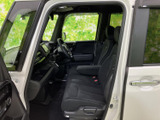 運転席周りの収納スペースが充実。小物や荷物を整理しやすく、快適なドライブをサポートします。使い勝手の良さを追求しています。