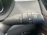 スムーズな操作感を実現したウインカーレバー。スムーズな切り替えで、安全な車線変更をサポートします。視認性の高いデザインもポイントです。