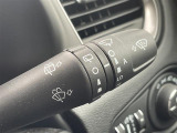 【オートワイパー(AUTO)】雨が降り出した時に、雨滴検出用センサー(レインセンサー)が雨滴を感知すると、自動でワイパーが動作します。