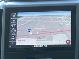 鮮明な地図表示で、安全運転をサポート。周辺の施設情報も確認でき、旅の計画が立てやすくなっています。