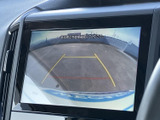 後退時には映像がスムーズに表示され、安全確認をサポート。運転の苦手な方にも安心です。