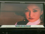 停車中にテレビや映像コンテンツを楽しむことができます。休憩時間などに、リラックスできる空間を提供します。快適な移動をさらに充実させます。