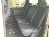 シートに座ると、包み込まれるような心地よさが広がります。長時間の運転でも疲れにくく、快適なドライブを楽しめます。
