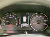 視認性の高いメーターデザインで、車の状態を一目で確認できます。運転に必要な情報をわかりやすく表示します。