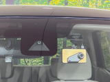 【エマージェンシーブレーキ】走行中に前方の車両等を認識し、衝突しそうな時は警報とブレーキで衝突回避と被害軽減をアシスト。より安全にドライブをお楽しみいただけます。