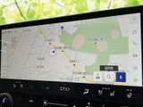 鮮明な地図表示で、視認性の高いナビゲーションを実現。直感的な操作で、目的地を簡単に検索できます。