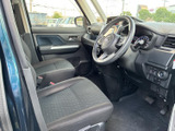 運転席側のドアを開けると、広々とした空間が広がります。乗り降りしやすい設計で、快適なドライビングポジションを確保できます。