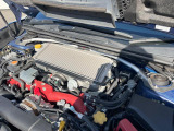 【STIタワーバー】お車の剛性を高めるタワーバーを装備。よりスムーズなコーナリング走行が可能となり、走りも楽しめます。