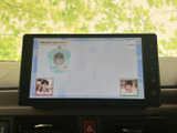 停車時にテレビ視聴が可能な画面。移動時間の待ち合わせや休憩時に、娯楽として活用できます。家族みんなで楽しめる空間を提供します。