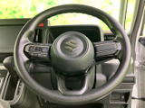 握りやすいステアリングは、長距離運転でも疲れにくい設計です。操作系の配置も工夫されており、ドライバーに快適なドライビングフィールを提供します。