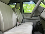 後部座席も十分なスペースを確保。大人の方でも快適に過ごせる広さを実現しています。