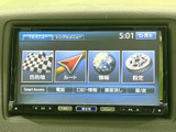 多彩な機能が凝縮されたナビゲーションシステムで、目的地までのルート検索やエンターテイメントをお楽しみいただけます。鮮明な画面表示で操作もスムーズです。