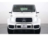 オプションカラーのオパリスホワイトが、G63の力強く存在感あふれるボディをより一層引き立てます。スクエアで無骨な伝統的デザインに、AMGならではのスポーティなエッセンスを融合。
