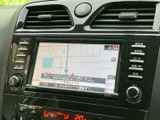 鮮明な地図表示で、視認性が高く、安全な運転をサポートします。スムーズなルート検索で、目的地への道案内をしてくれます。