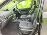 運転席からの視界も良好で、安全運転をサポートします。操作もスムーズに行えます。