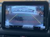 【バックカメラ】駐車時に後方がリアルタイム映像で確認できます。大型商業施設や立体駐車場での駐車時や、夜間のバック時に大活躍!運転スキルに関わらず、今や必須となった装備のひとつです!