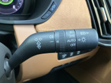 視認性の高い操作レバーで、安全な車線変更をサポートします。操作も軽く、ストレスなくお使いいただけます。スムーズな走行を心がけましょう。