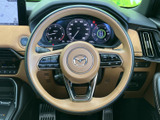 握りやすく操作しやすいステアリングホイールです。多機能スイッチが搭載されており、運転中の操作をよりスマートに行えます。快適なドライビングポジションを実現します。