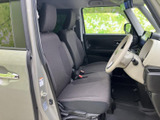 シンプルで使いやすい内装。落ち着いた雰囲気で、運転席でのリラックスタイムを演出します。