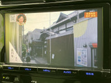 高画質モニターで、ナビゲーションやエンターテイメントコンテンツを鮮明に表示します。停車時に映像を楽しむことも可能です。