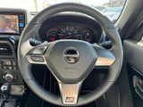 握りやすく操作しやすい、スポーティなデザインのステアリングホイールです。長距離運転でも疲れにくい設計となっています。