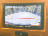 【バックカメラ】駐車時に後方がリアルタイム映像で確認できます。大型商業施設や立体駐車場での駐車時や、夜間のバック時に大活躍!運転スキルに関わらず、今や必須となった装備のひとつです!