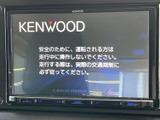 鮮明な画面表示で、目的地や音楽を楽しめます。操作も簡単で、安全運転をサポートする頼もしいナビゲーションシステムです。