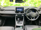 後退時にはバックモニターが安全をサポートします。駐車時や狭い場所での取り回しが楽になります。広い視界を確保し、安心して運転できます。